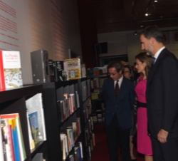 Sus Altezas Reales los Príncipes de Asturias durante su visita a la Feria del Libro de Miami